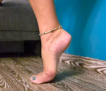 Ein Fuß auf Zehenspitzen